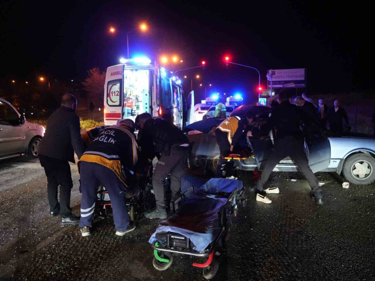 Kastamonu-İnebolu karayolu üzerinde kontrolden çıkan otomobil, kırmızı ışıkta bekleyen 3