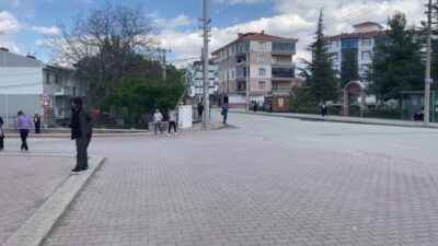 Konya’nın Kulu ilçesinde 5.2 büyüklüğünde depremin ardından vatandaşlar sokaklara çıktı.