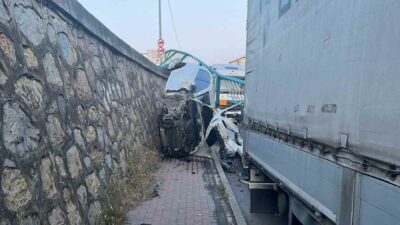 Kocaeli’nin Gebze ilçesinde sürücünün direksiyon hakimiyetini kaybettiği otomobil, kaldırımdaki demir