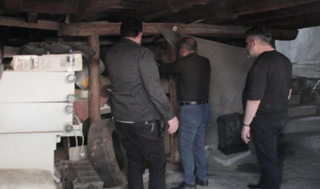 Kastamonu’da kötü koku ihbarı üzerine polis ekiplerinin girdiği evde, define