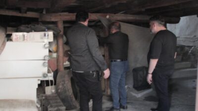 Kastamonu’da kötü koku ihbarı üzerine polis ekiplerinin girdiği evde, define