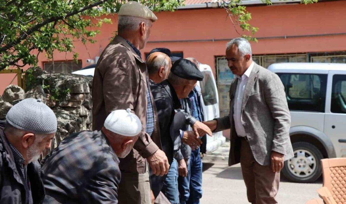 Erzurum’un Oltu ilçesinde mahalle sakinleri kendilerini ziyaret eden belediye başkanına