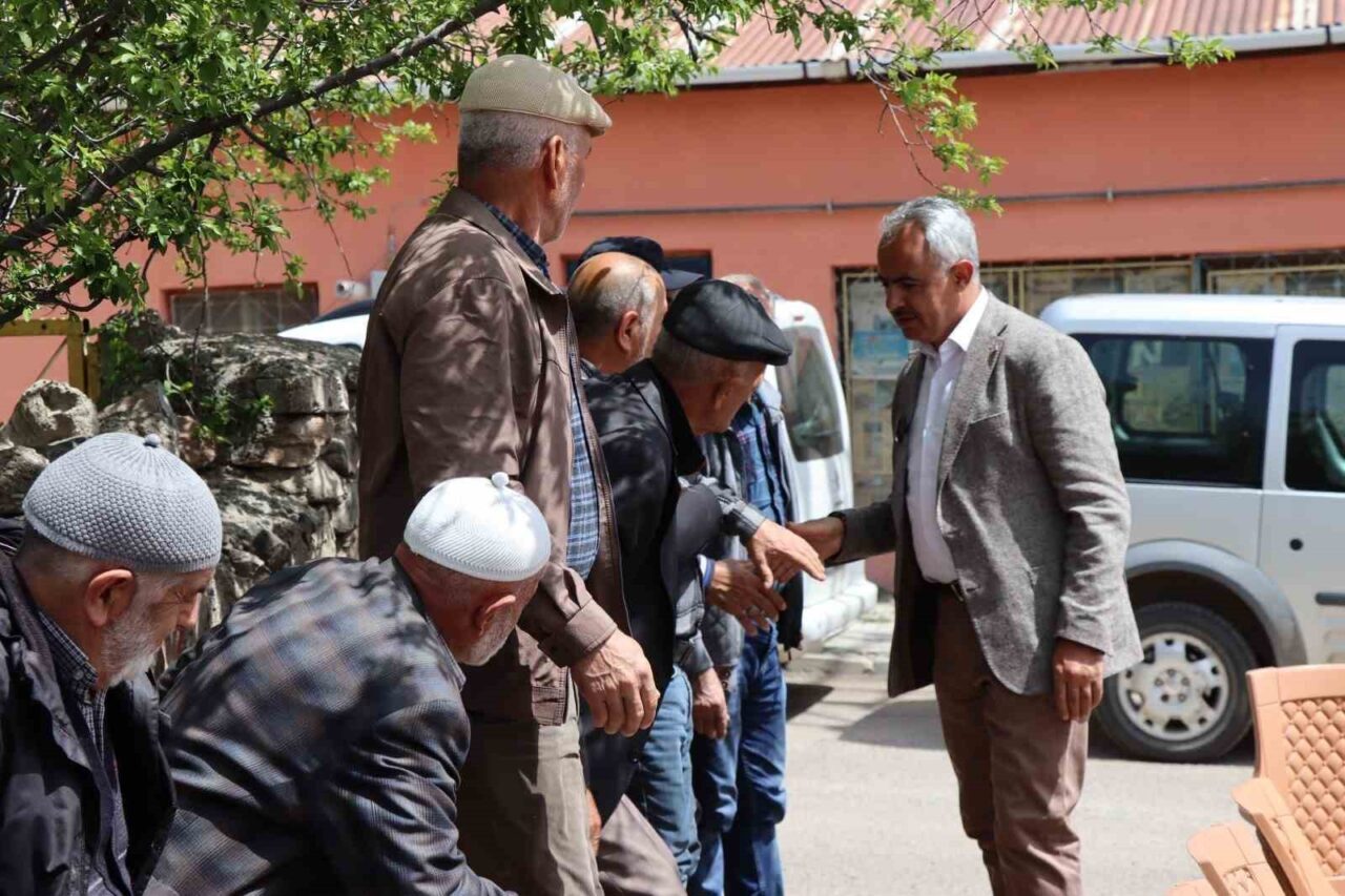 Erzurum’un Oltu ilçesinde mahalle sakinleri kendilerini ziyaret eden belediye başkanına