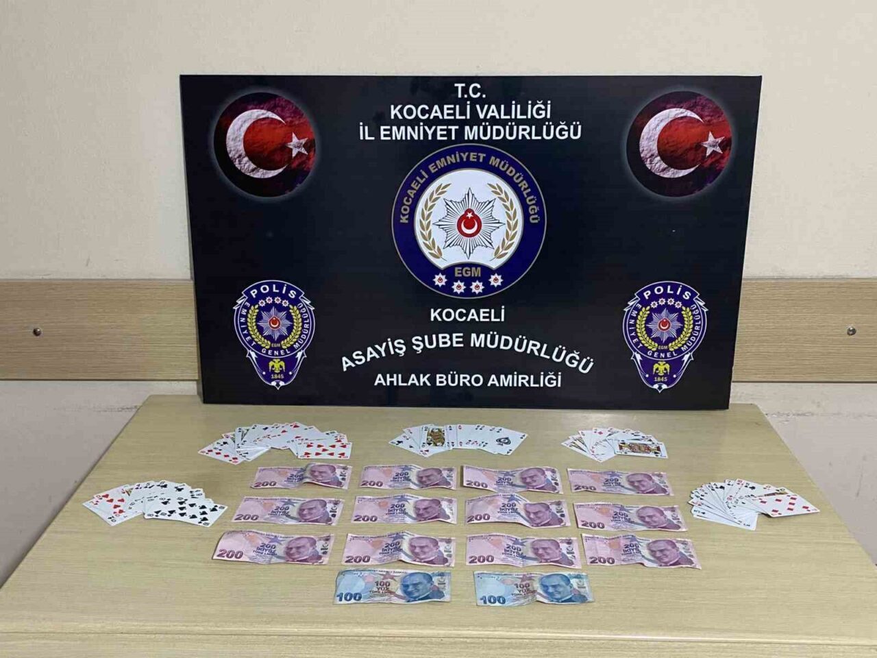 Kocaeli’de kahvehanede kumar oynayan 9 kişiye toplam 83 bin 223