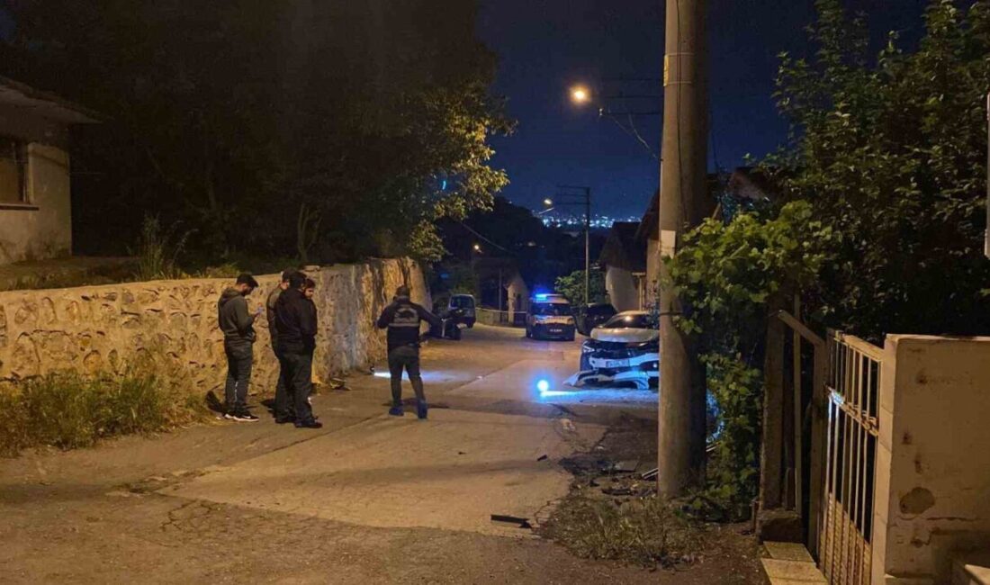 Kocaeli’nin İzmit ilçesinde kurşun yağmuruna tutulan otomobil kaza yaparak durabildi.