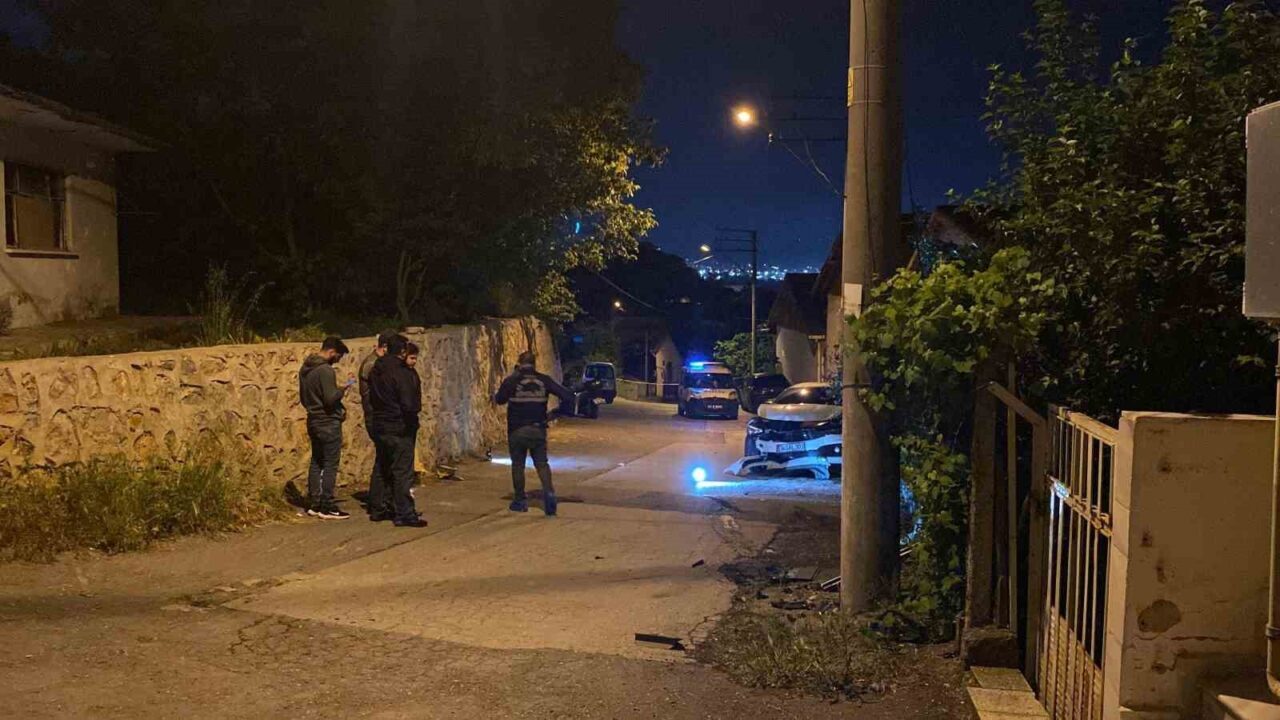 Kocaeli’nin İzmit ilçesinde kurşun yağmuruna tutulan otomobil kaza yaparak durabildi.