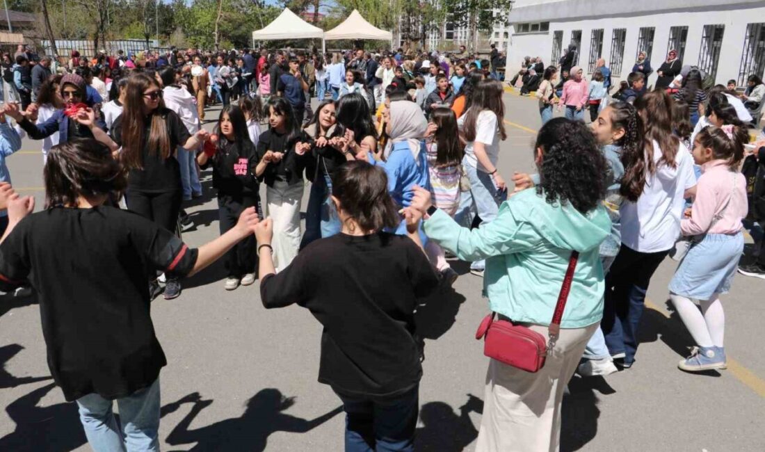 Erzurum’un Yakutiye ilçesindeki Gazi Ahmet Muhtar Paşa Ortaokulu’nda (GAMPO), idareciler,