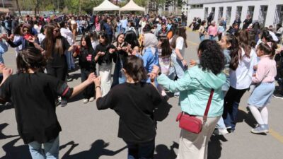 Erzurum’un Yakutiye ilçesindeki Gazi Ahmet Muhtar Paşa Ortaokulu’nda (GAMPO), idareciler,