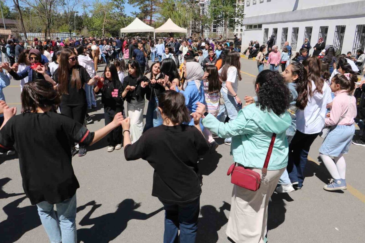 Erzurum’un Yakutiye ilçesindeki Gazi Ahmet Muhtar Paşa Ortaokulu’nda (GAMPO), idareciler,