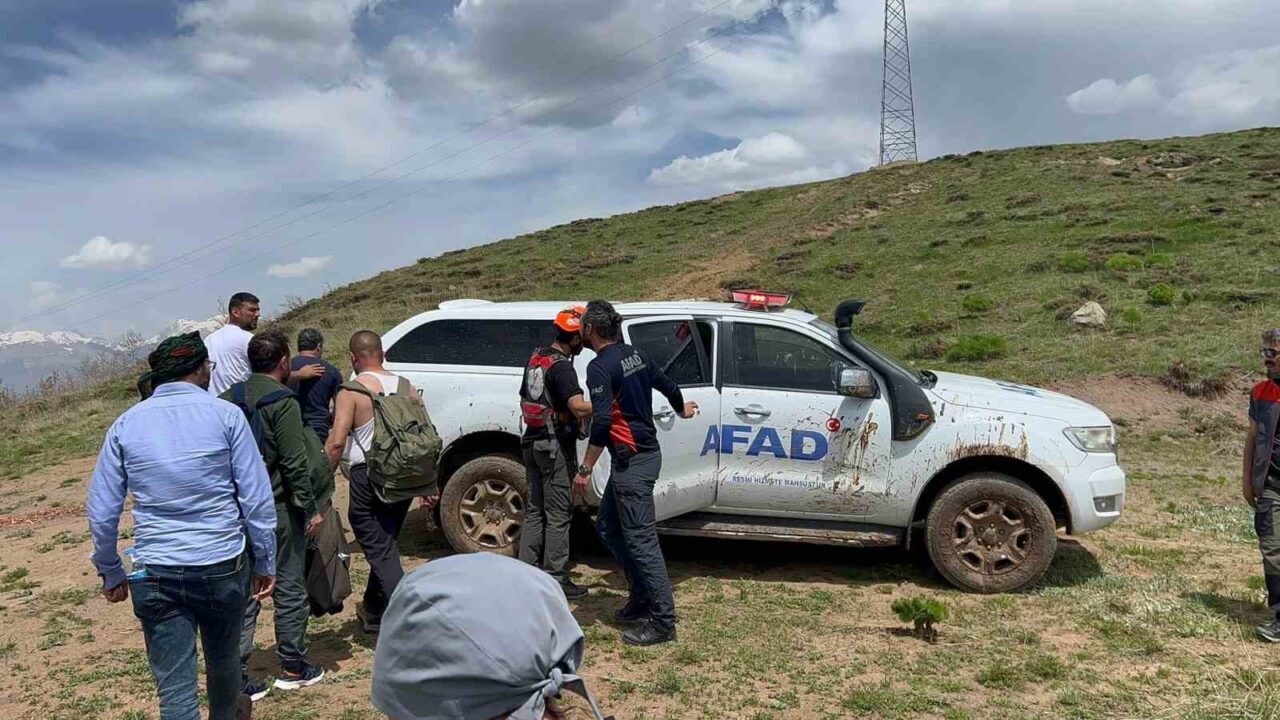 Tunceli’de mantar toplarken kayadan düşen vatandaşlar ekiplerin müdahalesiyle kurtarıldı. Olay,