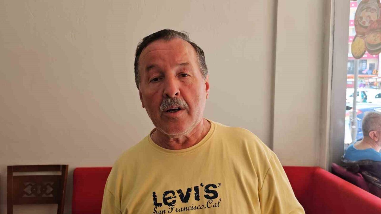 Zonguldak’ın Kozlu ilçesinde yolun karşısına geçmek isteyen kadına minibüs çarptı.