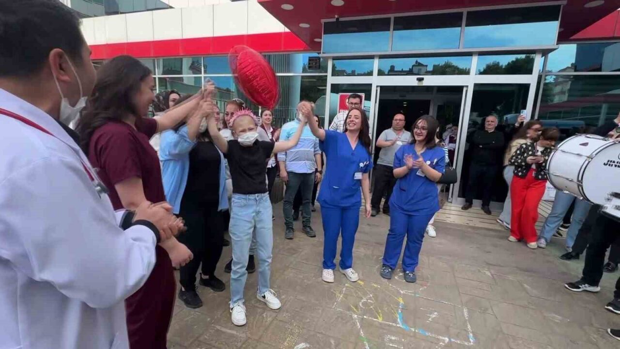 Samsun’da kanseri yenen 12 yaşındaki minik Benay, son kemoterapi gününde,