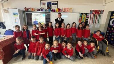 ‘Mavi’ adlı öykü kitabının yazarı Erhan Köçer, Celal Akın İlkokulu