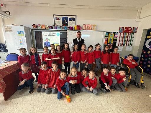 ‘Mavi’ adlı öykü kitabının yazarı Erhan Köçer, Celal Akın İlkokulu