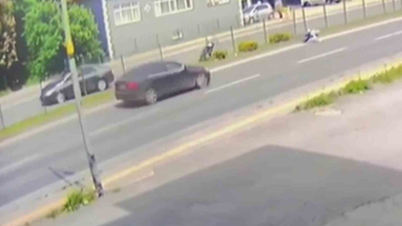 Zonguldak’ın Ereğli ilçesinde meydana gelen motosiklet kazasında, sürücü takla atan