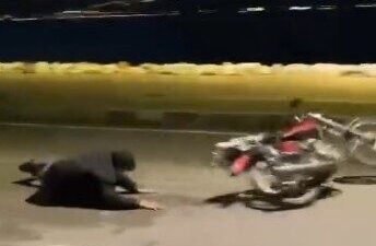 Kocaeli’nin Karamürsel ilçesinde motosikletin önünü kaldıran genç, dengesini kaybederek yere