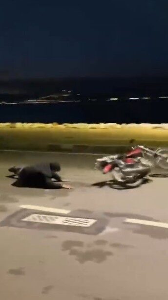 Kocaeli’nin Karamürsel ilçesinde motosikletin önünü kaldıran genç, dengesini kaybederek yere