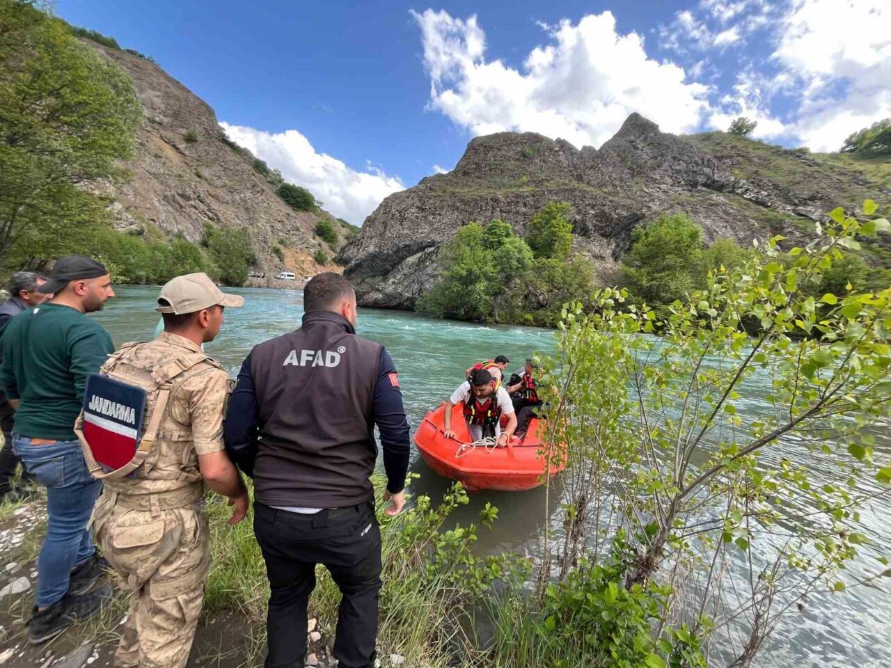 Tunceli’de Munzur Nehri’ne yüzmek için giren ve mahsur kalan vatandaşı