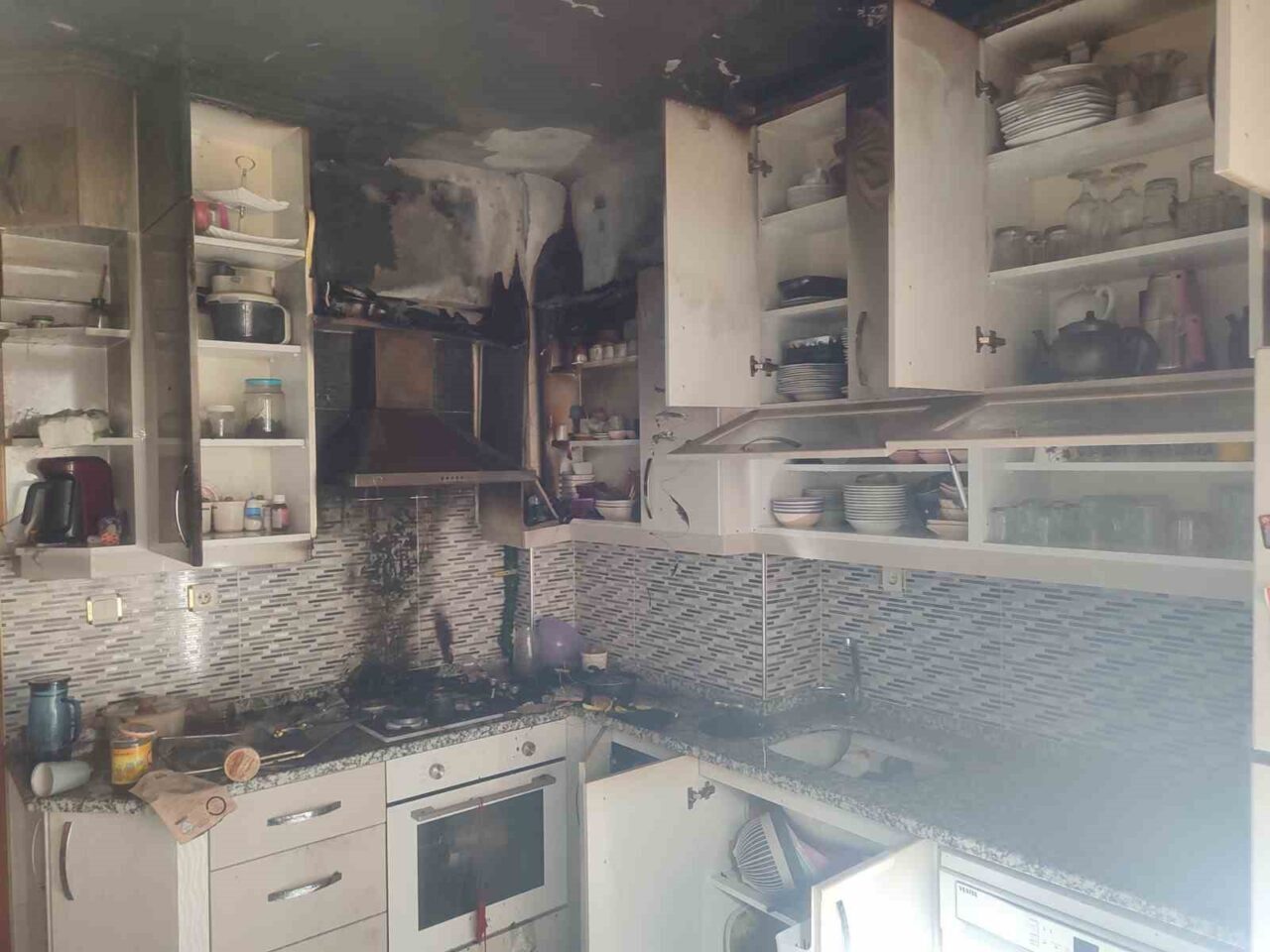 Kastamonu’nun Tosya ilçesinde bir evin mutfak kısmında çıkan yangın, itfaiye