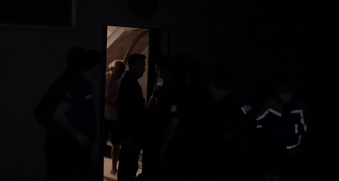 Kocaeli’nin Derince ilçesinde gece saatlerinde bir daireden yükselen müzik sesi