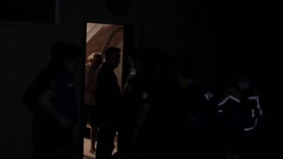 Kocaeli’nin Derince ilçesinde gece saatlerinde bir daireden yükselen müzik sesi