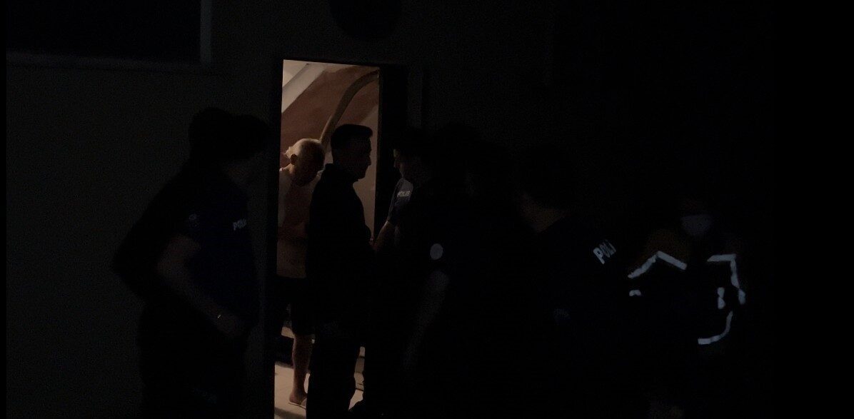 Kocaeli’nin Derince ilçesinde gece saatlerinde bir daireden yükselen müzik sesi