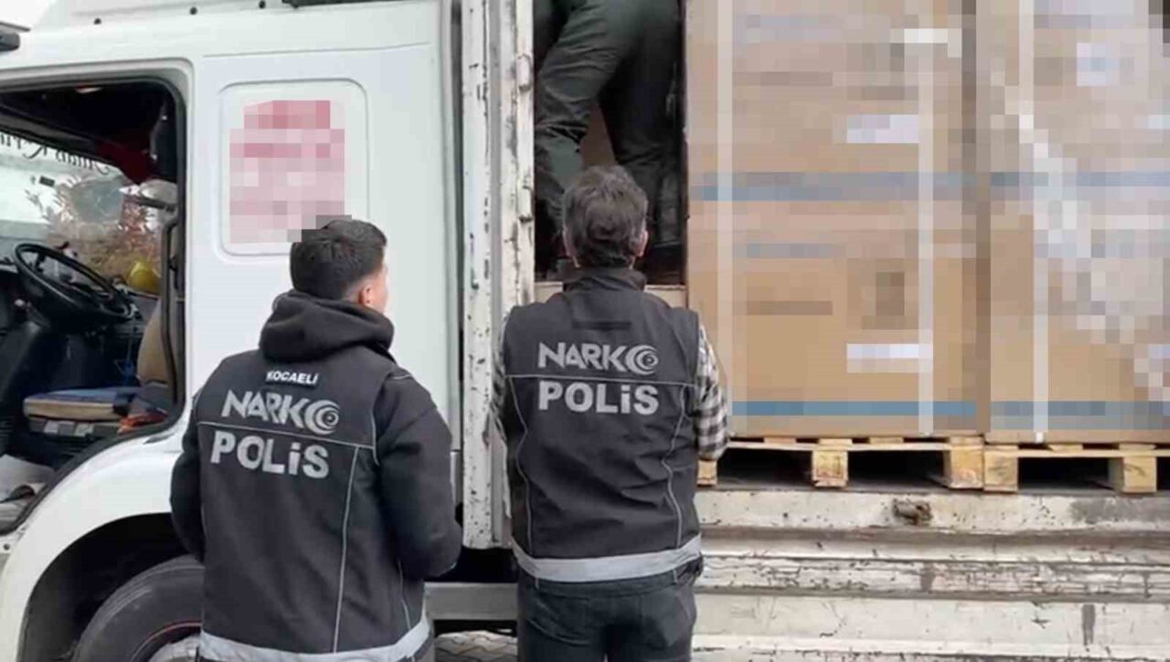 Kocaeli’de durdurulan klima yüklü tırda yapılan aramada 397 bin uyuşturucu