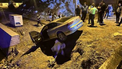 Hatay’da navigasyon takibiyle yolculuk yapan sürücünün kullandığı otomobil, yıkımı yapılan