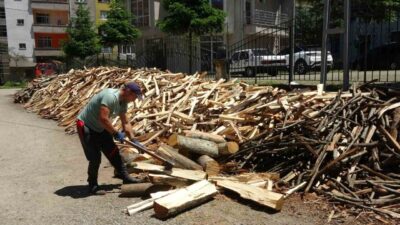Trabzon’un Araklı ilçesinde küçük yaşlardan beri odun kıran 49 yaşındaki