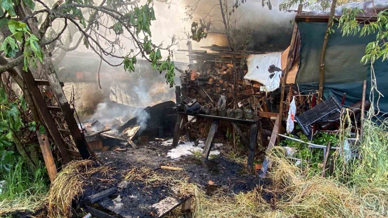 Kocaeli’nin Kartepe ilçesinde çıkan yangında odunluk alev alev yandı. Yangın,