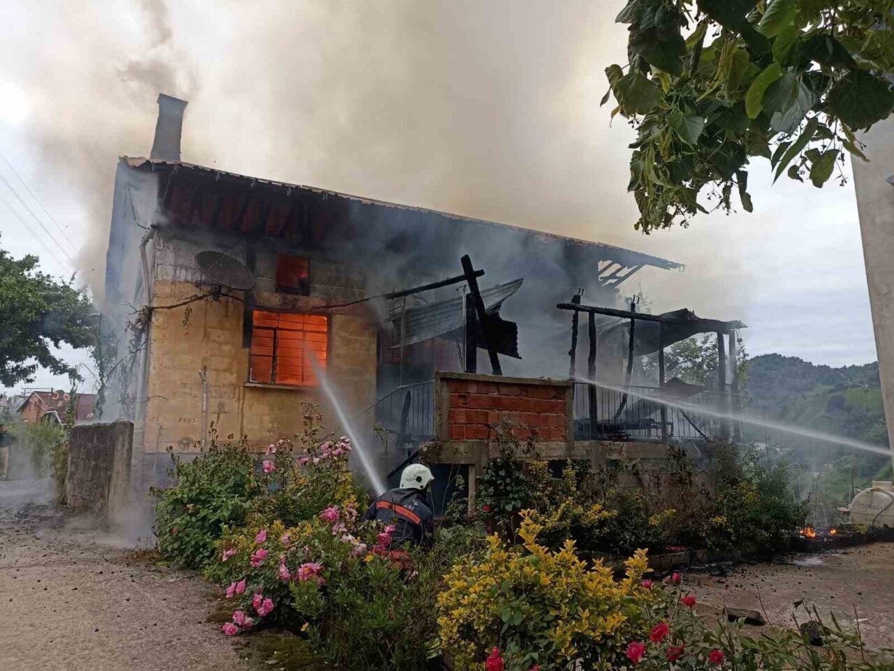 Trabzon’un Of ilçesinde sabaha karşı bir evde çıkan yangın az