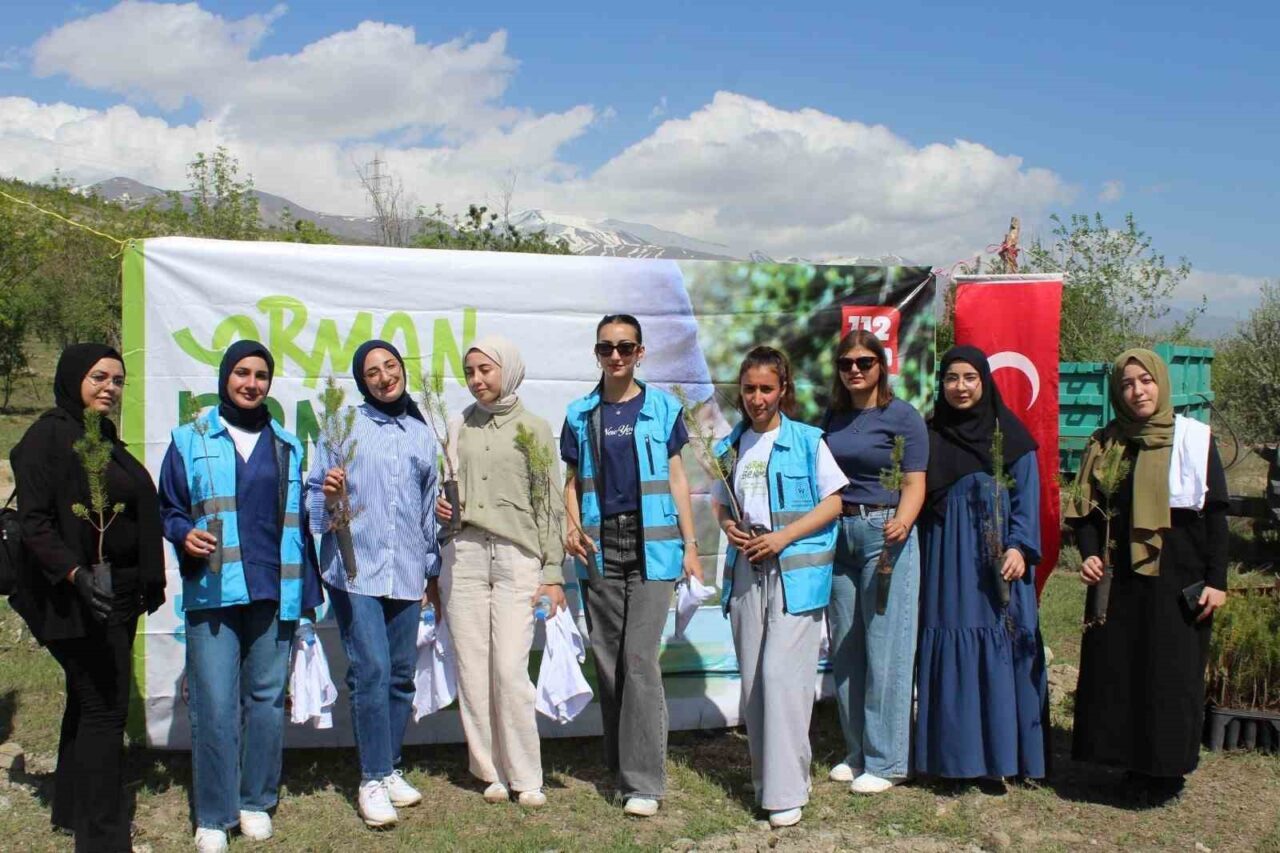 Erzincan’da öğrenciler Esentepe’de ormanı temizledi ve fidan dikti. Erzincan Öğrenci