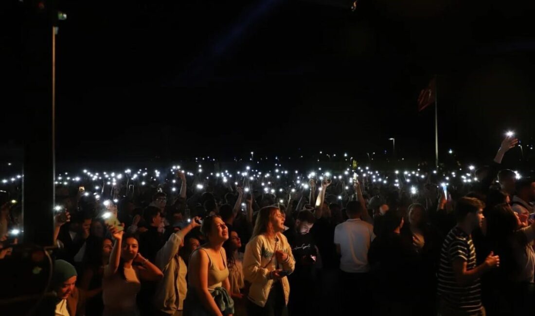 Erzincan Binali Yıldırım Üniversitesi öğrencileri kampüs alanında düzenlenen konserle stres