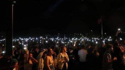 Erzincan Binali Yıldırım Üniversitesi öğrencileri kampüs alanında düzenlenen konserle stres