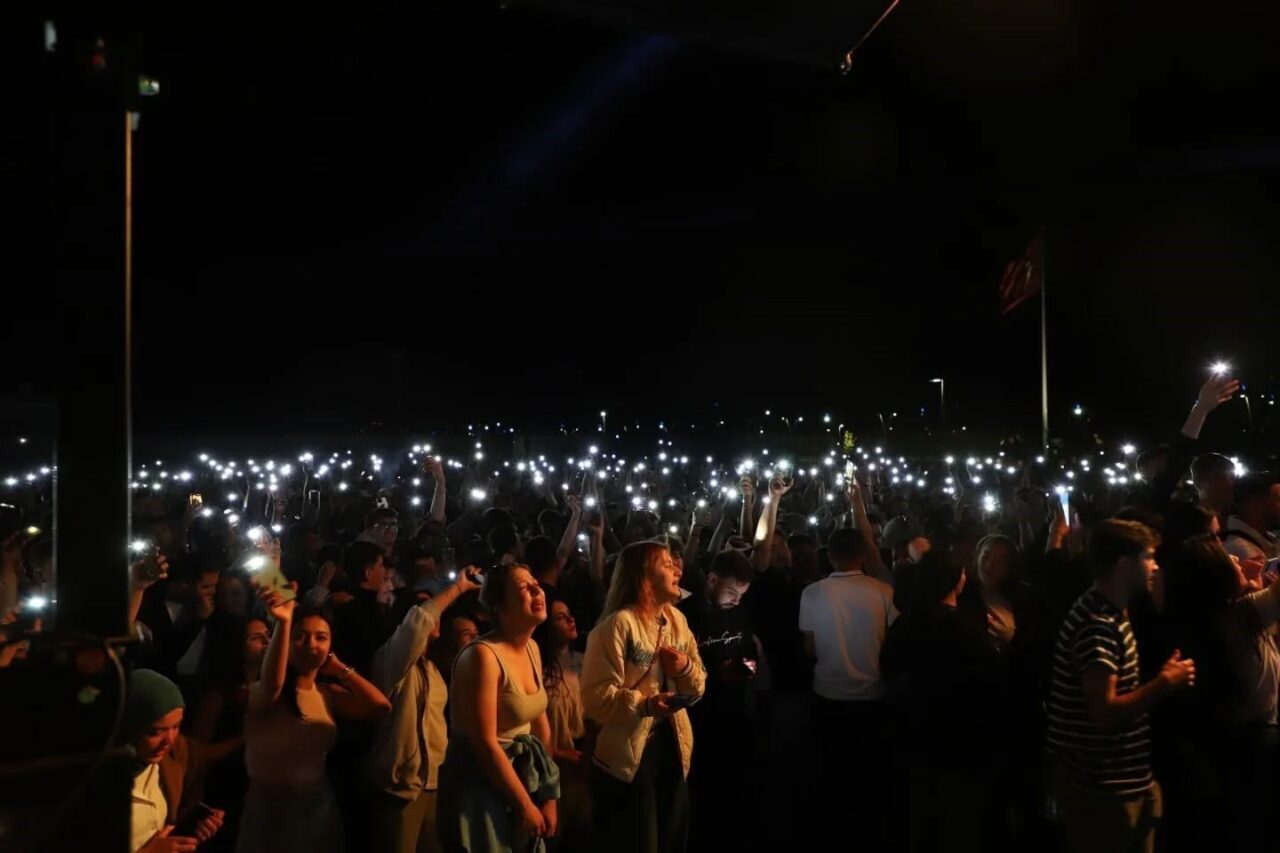 Erzincan Binali Yıldırım Üniversitesi öğrencileri kampüs alanında düzenlenen konserle stres