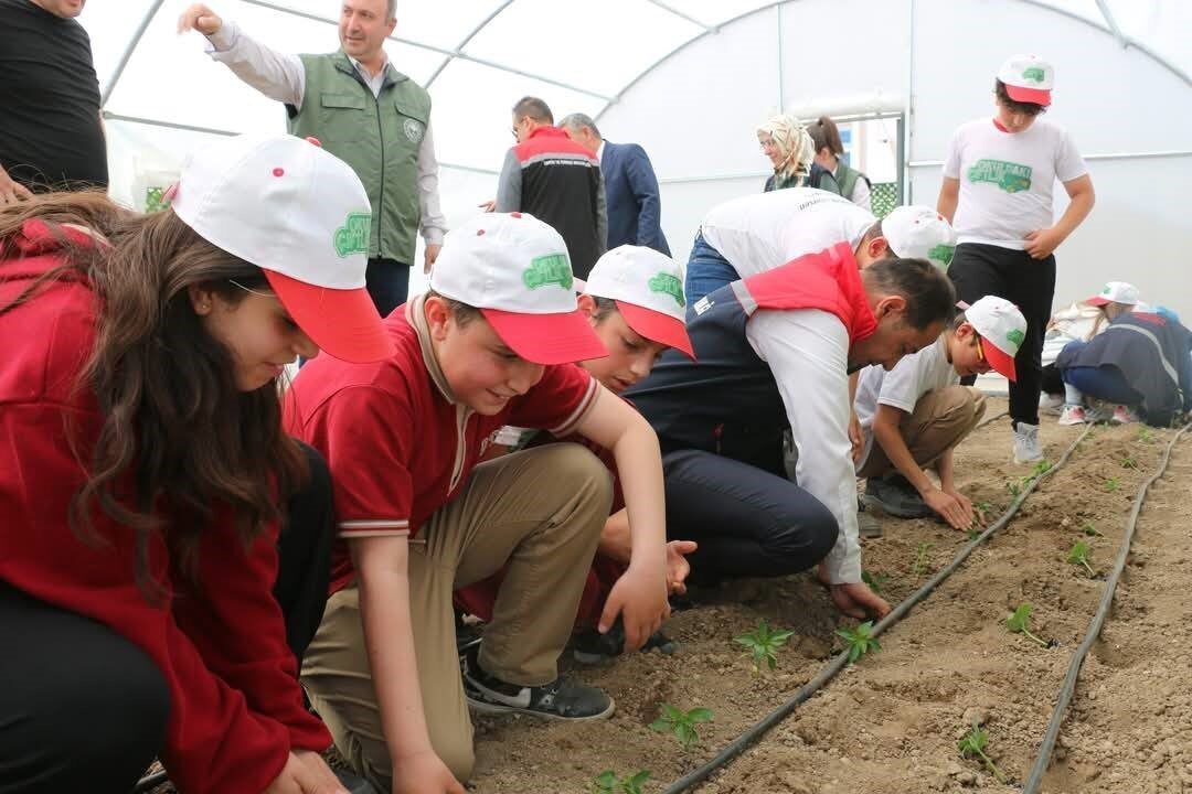 Erzincan’da Demirkent TOKİ İlkokulu’nda sürdürülen “Okuldaki Çiftlik” projesiyle öğrenciler seracılık,