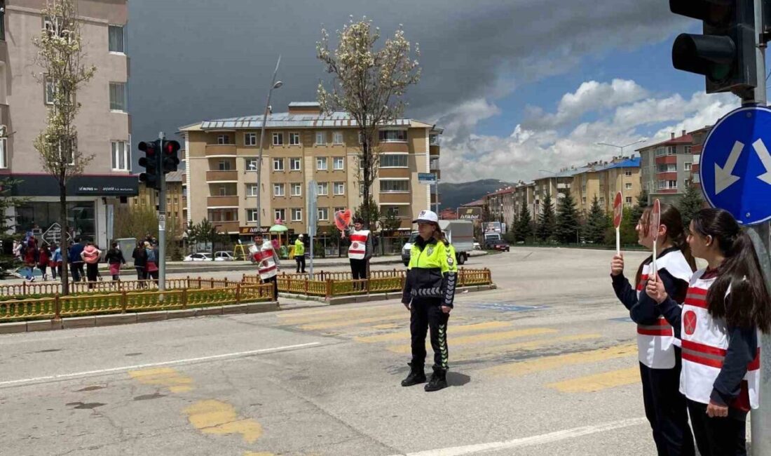 Erzurum’da ortaokul öğrencileri yaya geçidi uygulamasında sürücülere kurallara uymaları yönünde