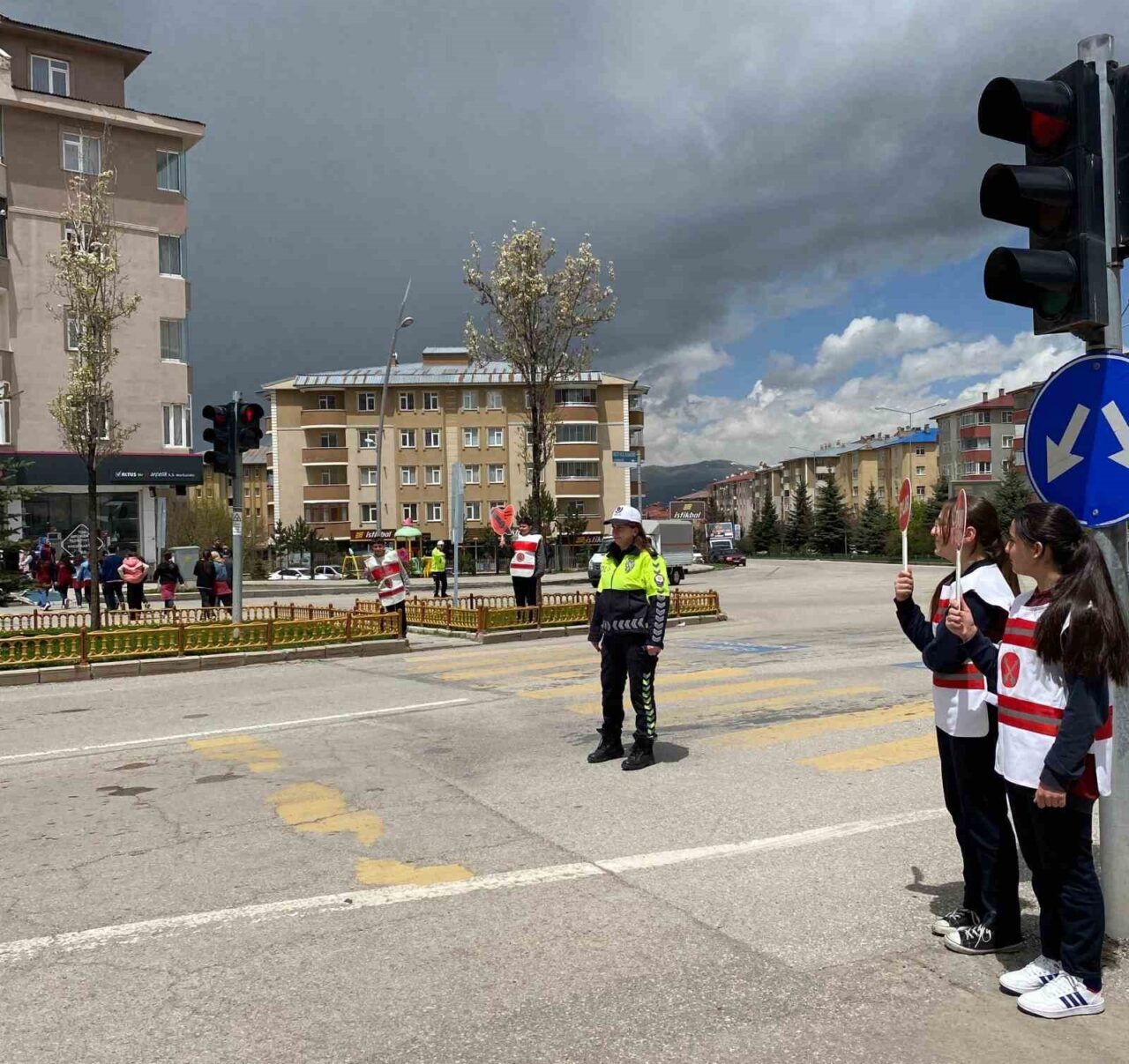 Erzurum’da ortaokul öğrencileri yaya geçidi uygulamasında sürücülere kurallara uymaları yönünde