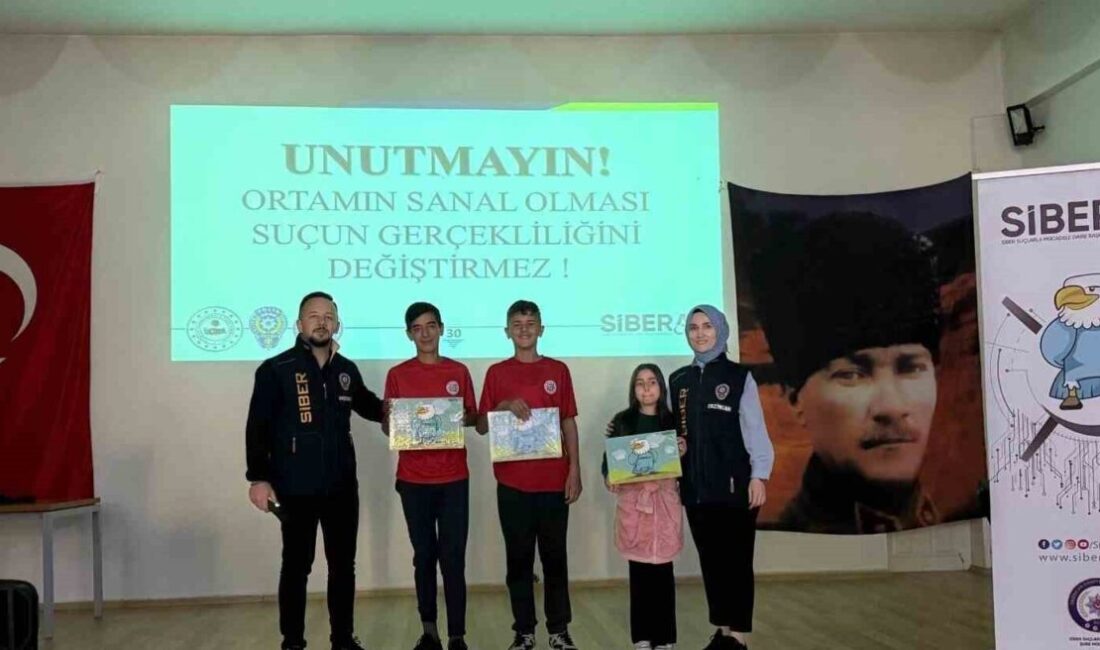 Erzincan’ın Çayırlı ilçesinde öğrencilere dijital dünyada karşılaşabilecekleri tehlikelerden korunmaları için