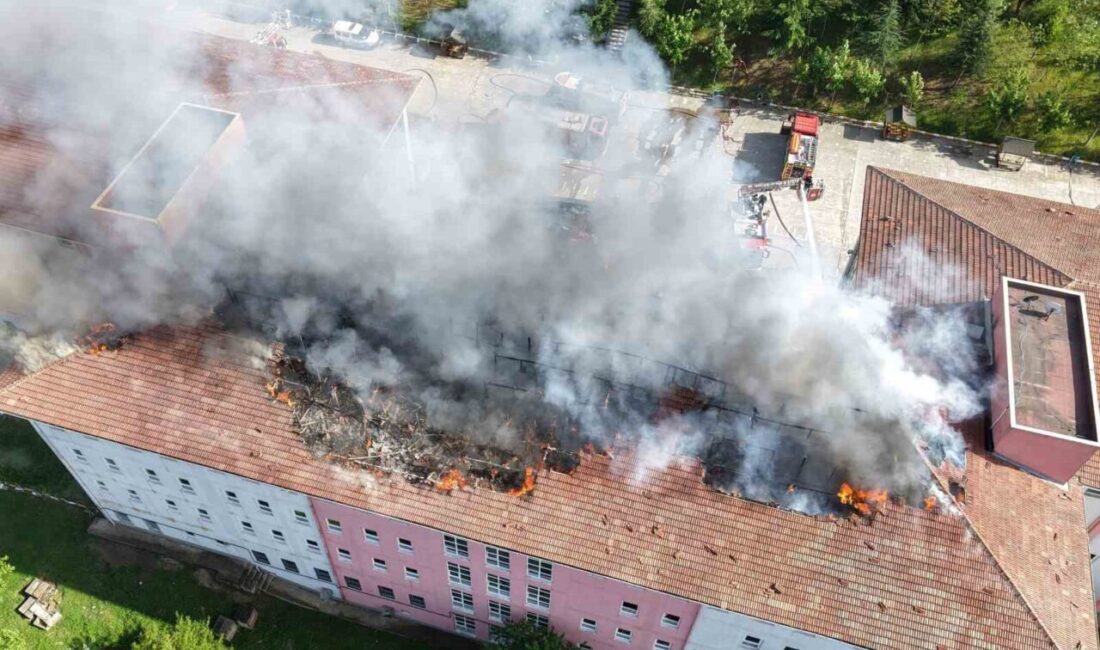Kocaeli’nin İzmit ilçesinde bir lisenin çatısında çıkan yangın söndürüldü. Çatı