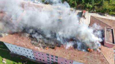Kocaeli’nin İzmit ilçesinde bir lisenin çatısında çıkan yangın söndürüldü. Çatı