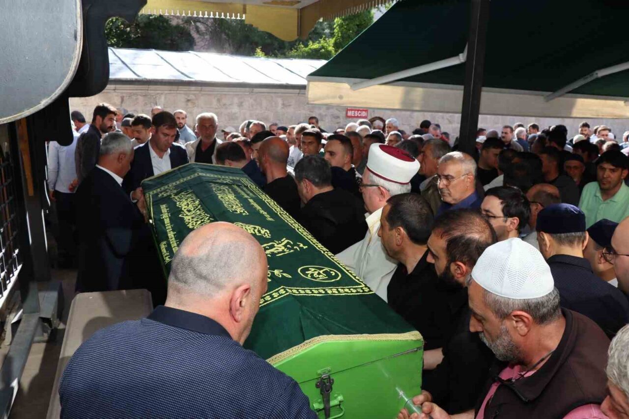 Erzurum’un Oltu ilçesinde sevilen şahsiyetlerden birisi olan 88 yaşındaki Necmettin