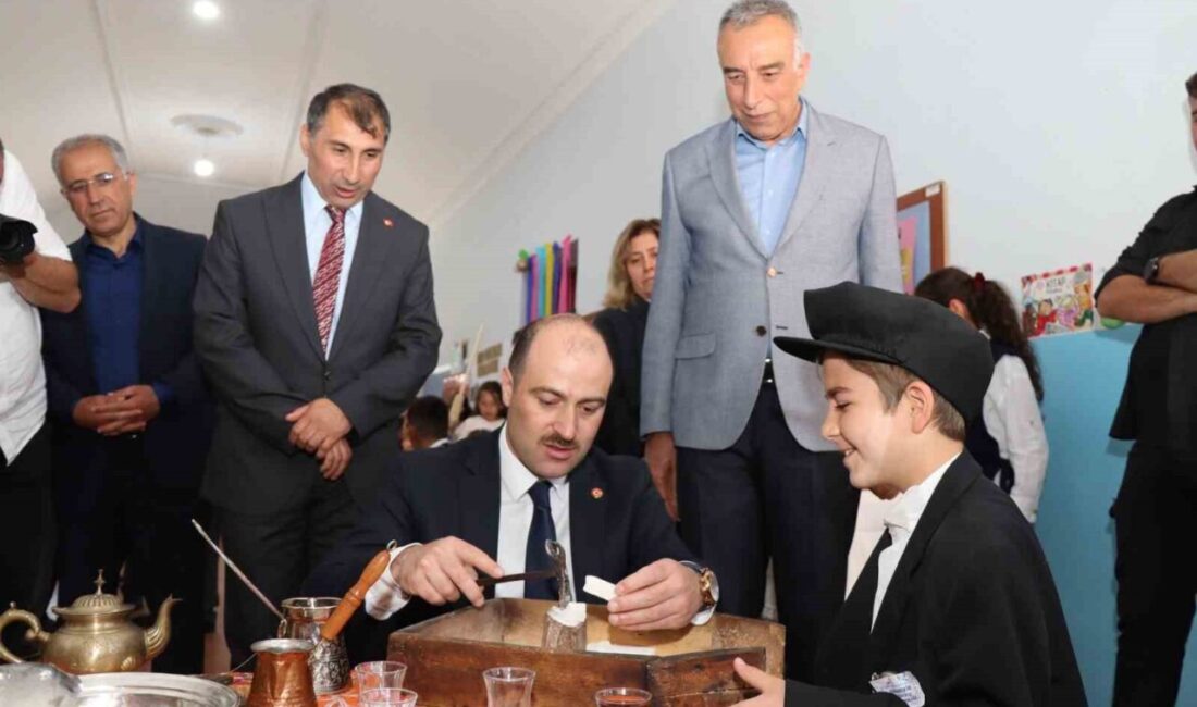 Erzurum’un Oltu ilçesinde bulunan Karabekir İlkokulu’nda düzenlenen Bilim Şenliği, renkli