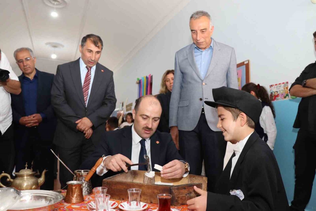 Erzurum’un Oltu ilçesinde bulunan Karabekir İlkokulu’nda düzenlenen Bilim Şenliği, renkli