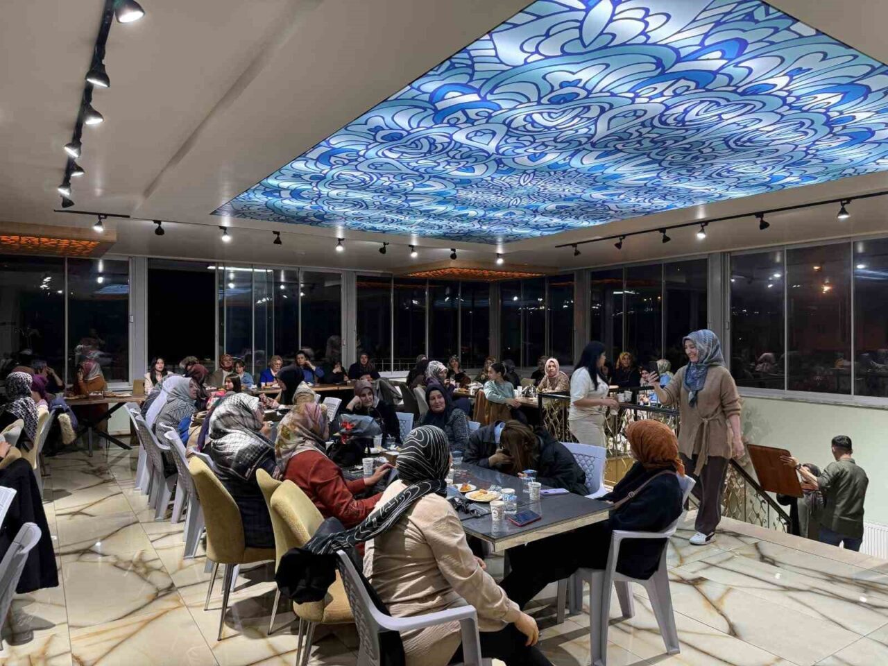 Erzurum’un Oltu ilçesinde AK Parti Kadın Kolları, anneleri buluşturan bir