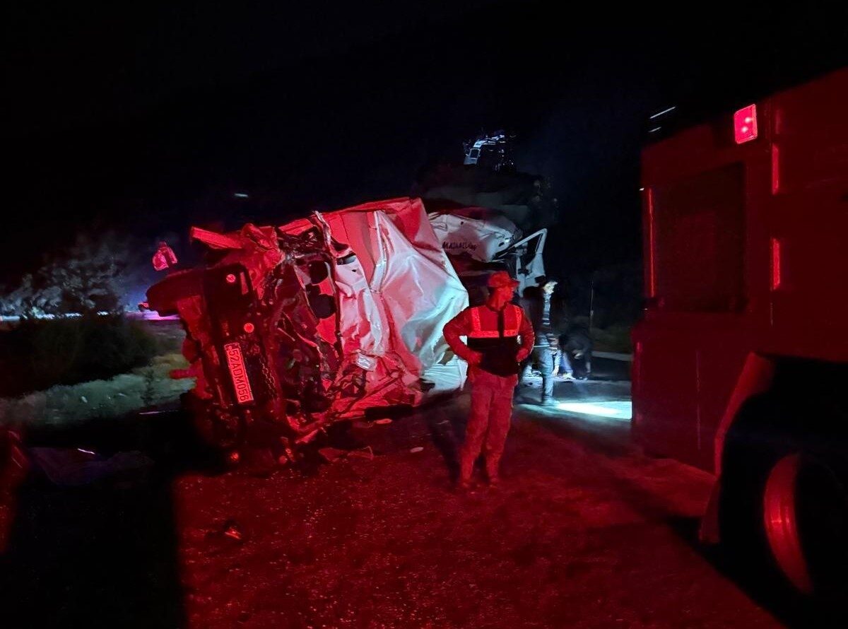 Ordu’nun Akkuş ilçesinde 2 kamyonun çarpışması sonucu meydana gelen trafik