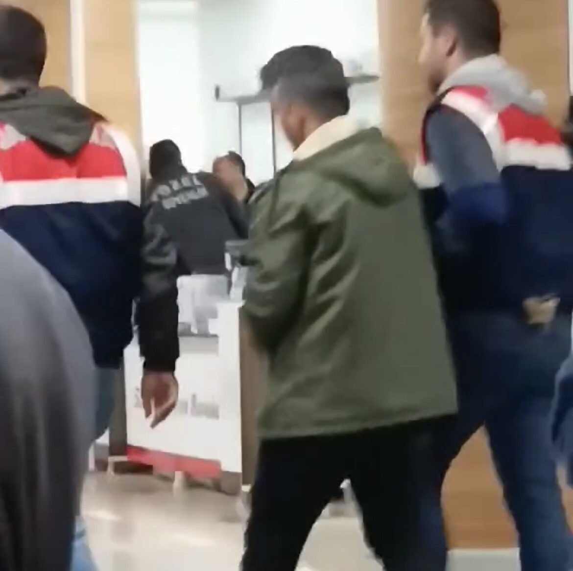 Ordu’nun Çaybaşı ilçesinde 20 yaşındaki genç kadının evinin yanındaki ağaçta