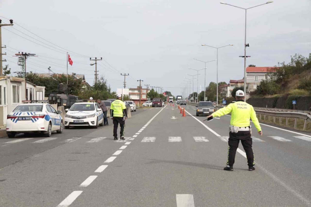 Ordu’da polis ekipleri tarafından trafik kazalarını azaltmaya yönelik yapılan denetimlerde
