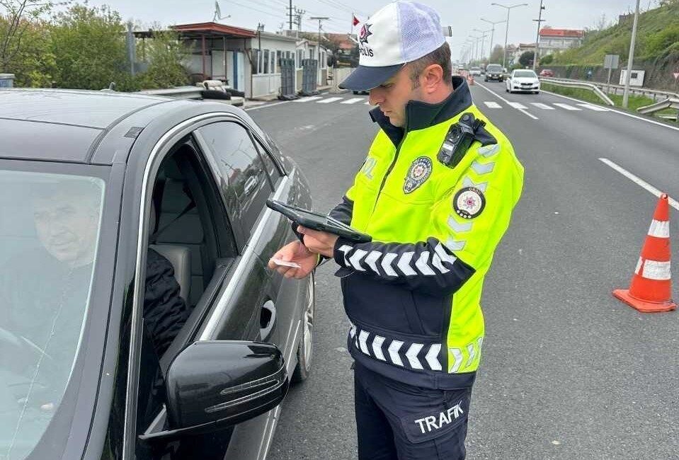 Ordu’da bir haftada yaklaşık 19 bin araç ve sürücü denetlendi Ordu’da polis ekipleri tarafından trafik kazalarını azaltmaya yönelik yapılan denetimlerde