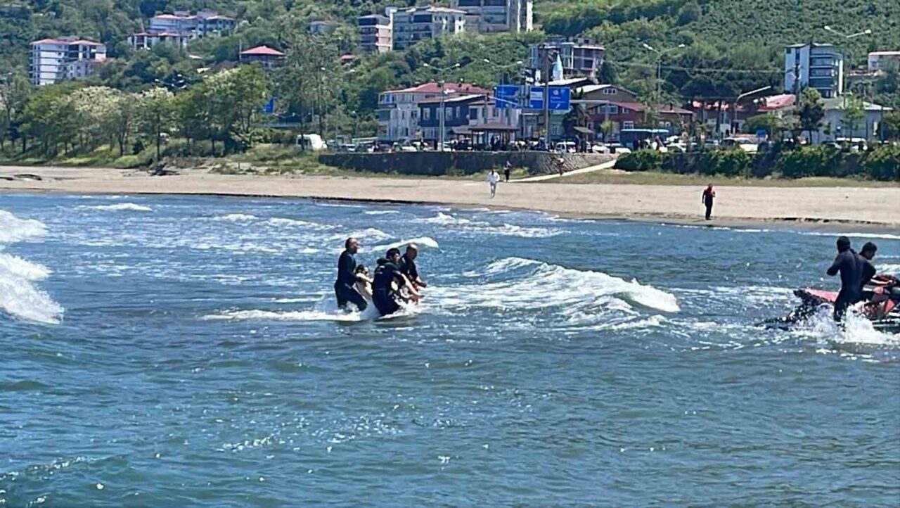 Ordu’da girdikleri denizde boğulma tehlikesi yaşadıktan sonra hastaneye kaldırılan bir